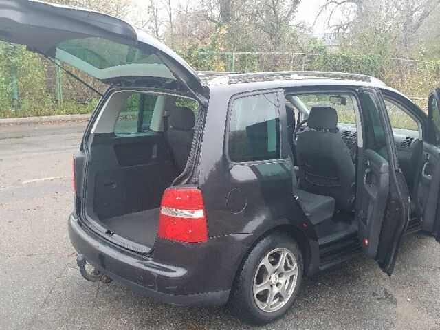 Черный Фольксваген Туран, объемом двигателя 1.9 л и пробегом 333 тыс. км за 3300 $, фото 19 на Automoto.ua