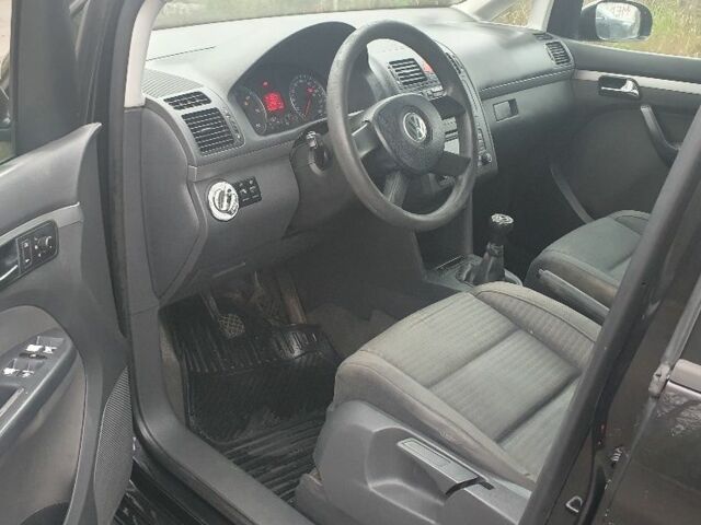 Черный Фольксваген Туран, объемом двигателя 1.9 л и пробегом 333 тыс. км за 3300 $, фото 6 на Automoto.ua