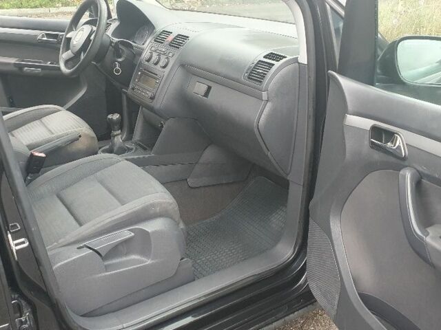 Черный Фольксваген Туран, объемом двигателя 1.9 л и пробегом 333 тыс. км за 3300 $, фото 8 на Automoto.ua