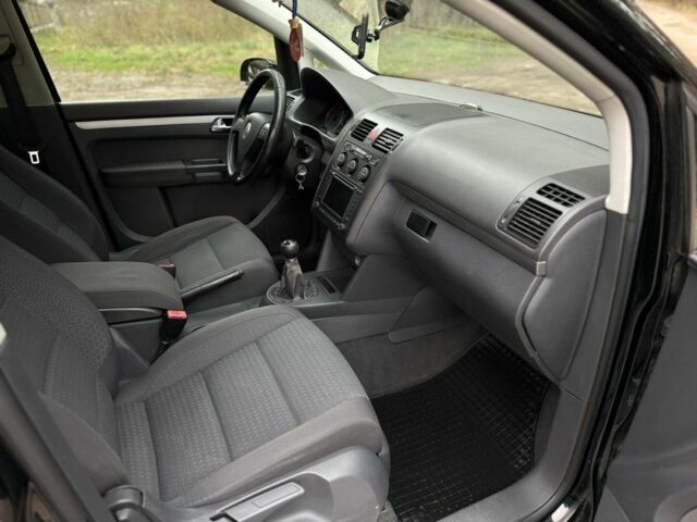 Чорний Фольксваген Туран, об'ємом двигуна 2 л та пробігом 328 тис. км за 2999 $, фото 15 на Automoto.ua