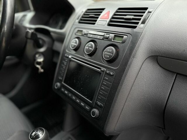 Чорний Фольксваген Туран, об'ємом двигуна 2 л та пробігом 328 тис. км за 2999 $, фото 16 на Automoto.ua