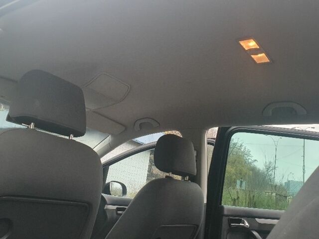 Черный Фольксваген Туран, объемом двигателя 1.9 л и пробегом 333 тыс. км за 3300 $, фото 13 на Automoto.ua