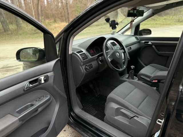 Чорний Фольксваген Туран, об'ємом двигуна 2 л та пробігом 328 тис. км за 2999 $, фото 10 на Automoto.ua