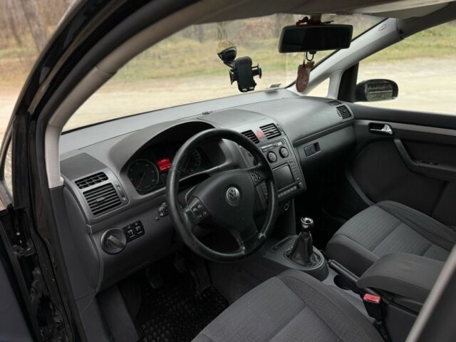 Чорний Фольксваген Туран, об'ємом двигуна 2 л та пробігом 328 тис. км за 2999 $, фото 11 на Automoto.ua