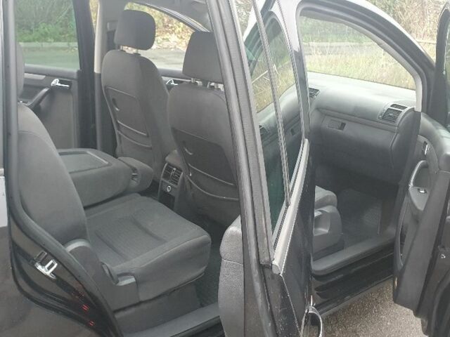 Черный Фольксваген Туран, объемом двигателя 1.9 л и пробегом 333 тыс. км за 3300 $, фото 12 на Automoto.ua