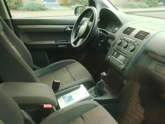 Черный Фольксваген Туран, объемом двигателя 1.6 л и пробегом 200 тыс. км за 4850 $, фото 3 на Automoto.ua