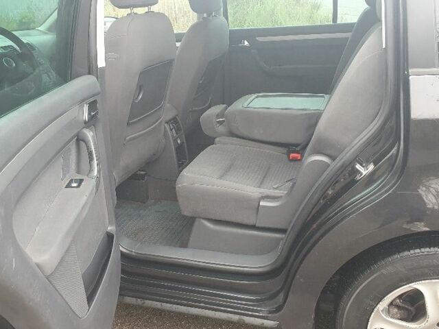 Черный Фольксваген Туран, объемом двигателя 1.9 л и пробегом 333 тыс. км за 3300 $, фото 9 на Automoto.ua