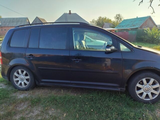 Черный Фольксваген Туран, объемом двигателя 1.9 л и пробегом 320 тыс. км за 2600 $, фото 2 на Automoto.ua