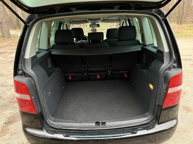 Чорний Фольксваген Туран, об'ємом двигуна 2 л та пробігом 328 тис. км за 2999 $, фото 17 на Automoto.ua