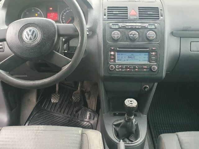 Черный Фольксваген Туран, объемом двигателя 1.9 л и пробегом 333 тыс. км за 3300 $, фото 7 на Automoto.ua