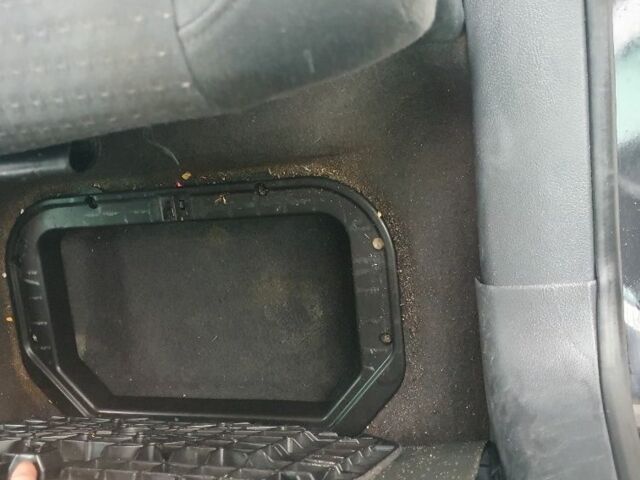 Черный Фольксваген Туран, объемом двигателя 1.9 л и пробегом 333 тыс. км за 3300 $, фото 15 на Automoto.ua