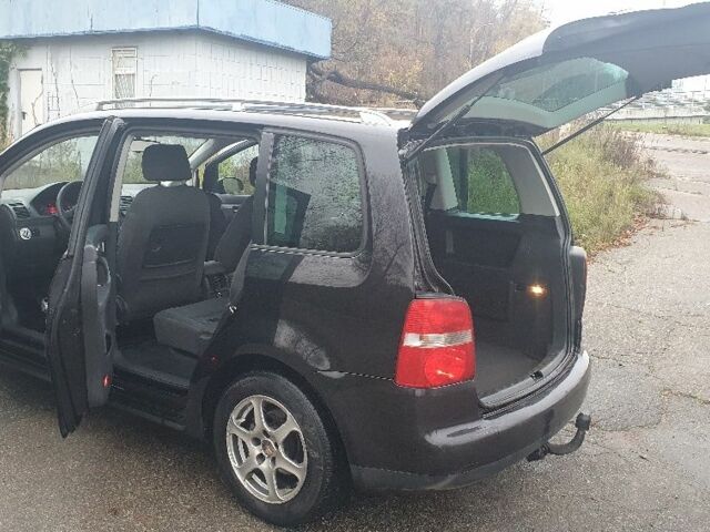 Черный Фольксваген Туран, объемом двигателя 1.9 л и пробегом 333 тыс. км за 3300 $, фото 20 на Automoto.ua