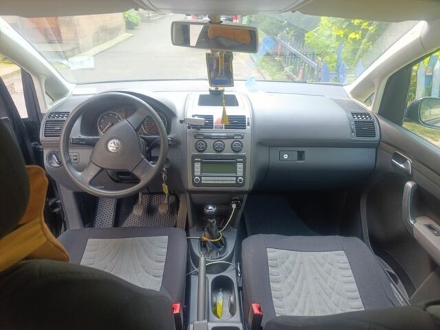 Чорний Фольксваген Туран, об'ємом двигуна 1.6 л та пробігом 234 тис. км за 6000 $, фото 5 на Automoto.ua