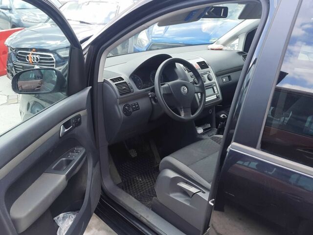 Черный Фольксваген Туран, объемом двигателя 1.6 л и пробегом 138 тыс. км за 7175 $, фото 8 на Automoto.ua