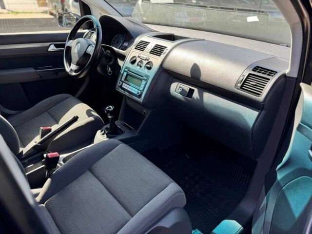 Черный Фольксваген Туран, объемом двигателя 1.6 л и пробегом 225 тыс. км за 7800 $, фото 14 на Automoto.ua