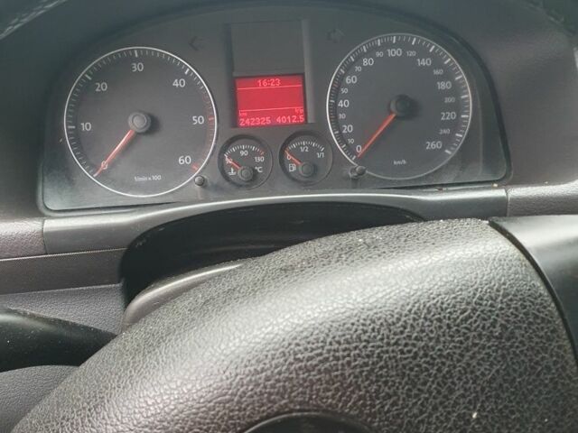 Черный Фольксваген Туран, объемом двигателя 1.9 л и пробегом 242 тыс. км за 8500 $, фото 4 на Automoto.ua