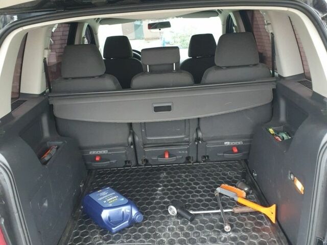 Черный Фольксваген Туран, объемом двигателя 1.9 л и пробегом 242 тыс. км за 8500 $, фото 2 на Automoto.ua