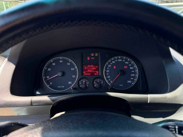 Черный Фольксваген Туран, объемом двигателя 1.6 л и пробегом 225 тыс. км за 7800 $, фото 12 на Automoto.ua