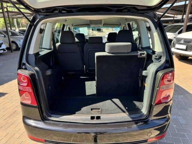 Черный Фольксваген Туран, объемом двигателя 1.6 л и пробегом 225 тыс. км за 7800 $, фото 6 на Automoto.ua