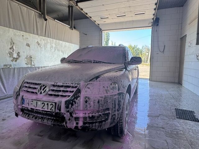 Черный Фольксваген Туран, объемом двигателя 2.5 л и пробегом 318 тыс. км за 4800 $, фото 1 на Automoto.ua