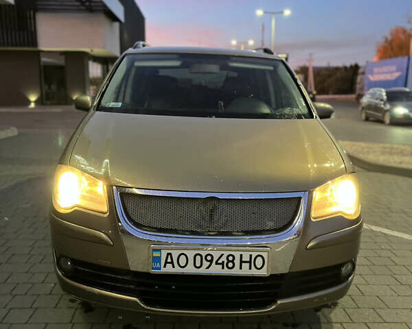 Коричневый Фольксваген Туран, объемом двигателя 1.9 л и пробегом 280 тыс. км за 5700 $, фото 1 на Automoto.ua