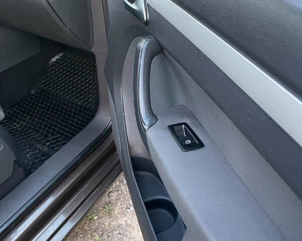 Коричневий Фольксваген Туран, об'ємом двигуна 1.6 л та пробігом 205 тис. км за 10700 $, фото 10 на Automoto.ua