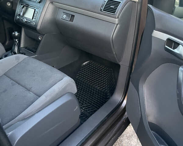 Коричневий Фольксваген Туран, об'ємом двигуна 1.6 л та пробігом 205 тис. км за 10700 $, фото 9 на Automoto.ua