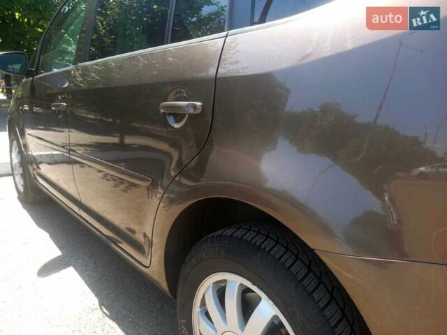Коричневий Фольксваген Туран, об'ємом двигуна 1.97 л та пробігом 242 тис. км за 11700 $, фото 5 на Automoto.ua