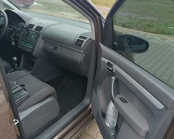 Коричневий Фольксваген Туран, об'ємом двигуна 1.6 л та пробігом 290 тис. км за 10100 $, фото 9 на Automoto.ua