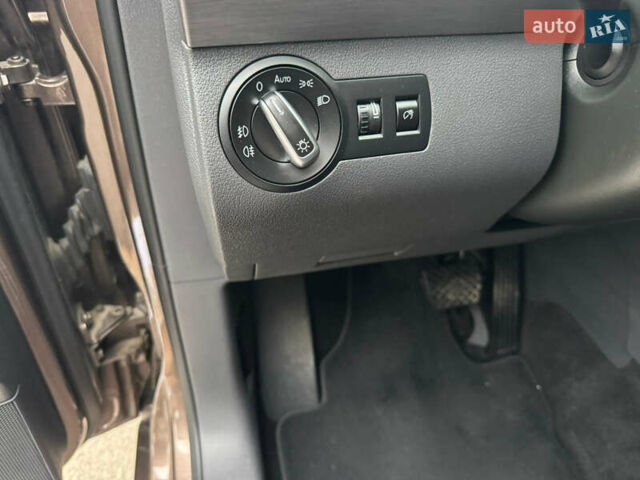 Коричневий Фольксваген Туран, об'ємом двигуна 1.6 л та пробігом 207 тис. км за 11950 $, фото 13 на Automoto.ua