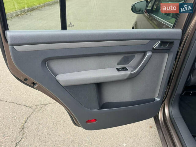 Коричневий Фольксваген Туран, об'ємом двигуна 1.6 л та пробігом 207 тис. км за 11950 $, фото 20 на Automoto.ua