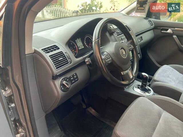 Коричневий Фольксваген Туран, об'ємом двигуна 2 л та пробігом 235 тис. км за 12200 $, фото 23 на Automoto.ua