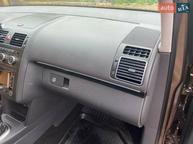 Коричневий Фольксваген Туран, об'ємом двигуна 2 л та пробігом 235 тис. км за 12200 $, фото 36 на Automoto.ua