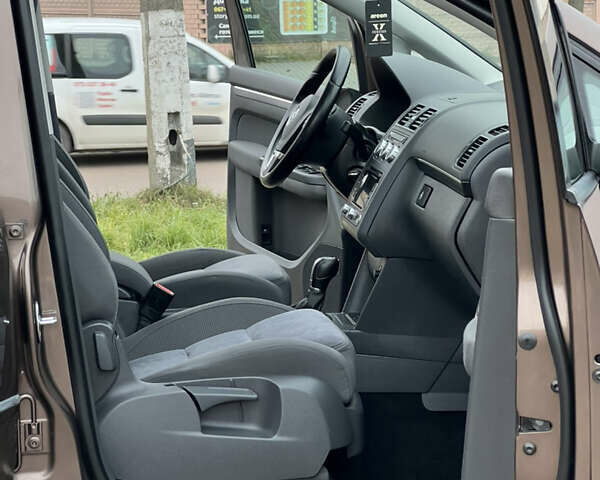 Коричневый Фольксваген Туран, объемом двигателя 2 л и пробегом 171 тыс. км за 14799 $, фото 22 на Automoto.ua