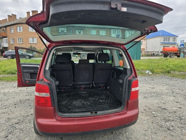 Красный Фольксваген Туран, объемом двигателя 2 л и пробегом 378 тыс. км за 4800 $, фото 1 на Automoto.ua