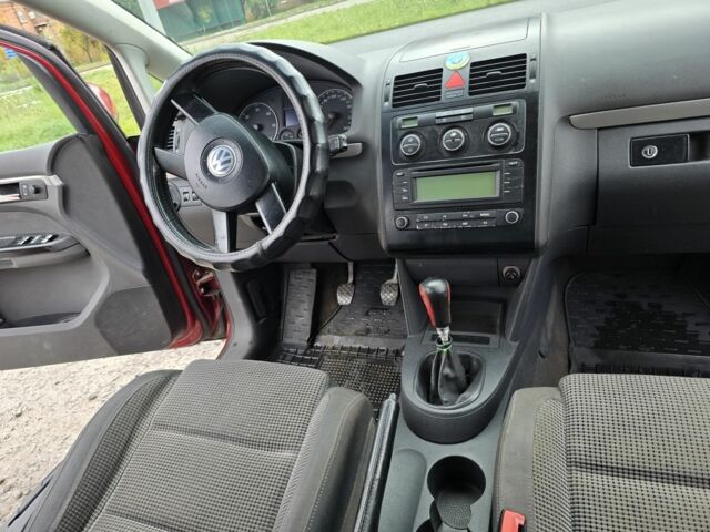 Красный Фольксваген Туран, объемом двигателя 2 л и пробегом 378 тыс. км за 4800 $, фото 12 на Automoto.ua