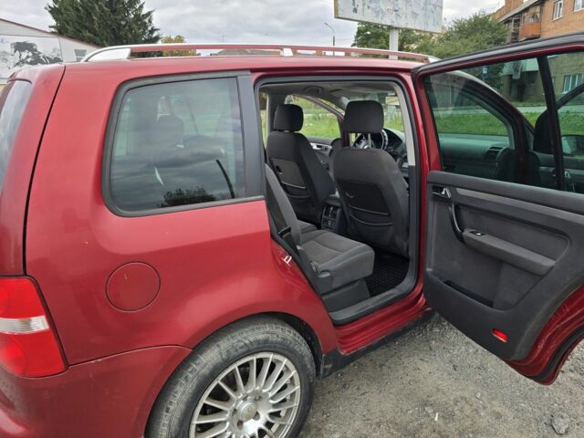 Красный Фольксваген Туран, объемом двигателя 2 л и пробегом 378 тыс. км за 4800 $, фото 14 на Automoto.ua