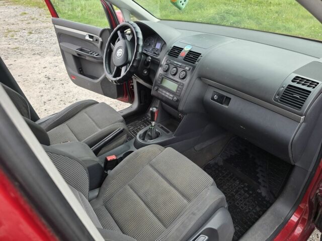 Красный Фольксваген Туран, объемом двигателя 2 л и пробегом 378 тыс. км за 4800 $, фото 11 на Automoto.ua