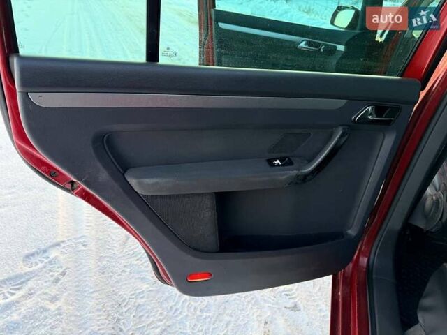 Красный Фольксваген Туран, объемом двигателя 1.9 л и пробегом 330 тыс. км за 5800 $, фото 21 на Automoto.ua