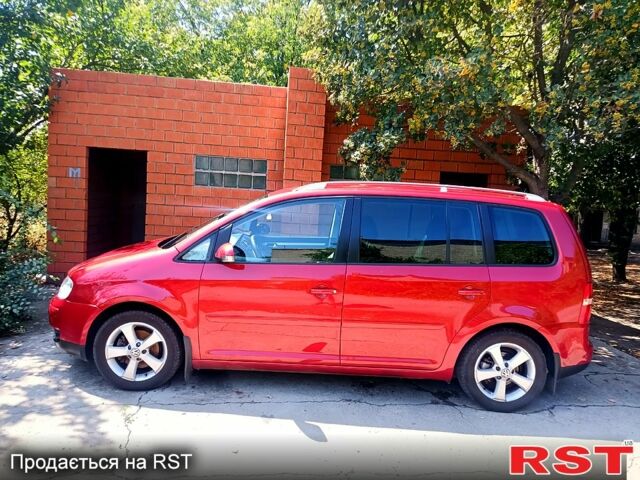 Красный Фольксваген Туран, объемом двигателя 2 л и пробегом 300 тыс. км за 6000 $, фото 8 на Automoto.ua