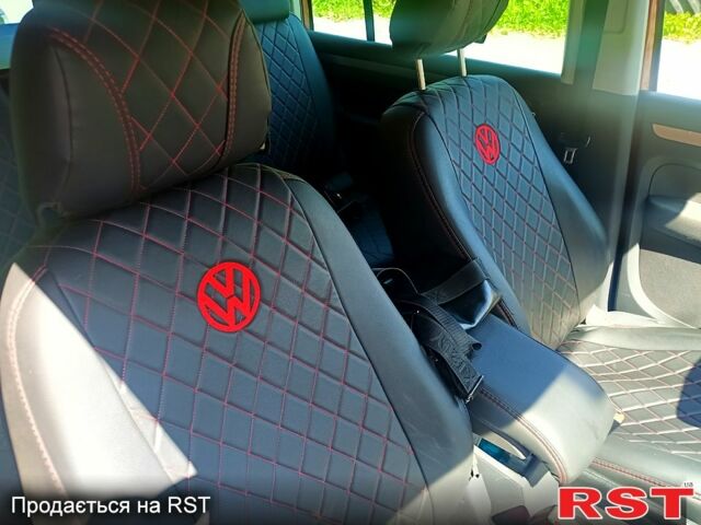 Красный Фольксваген Туран, объемом двигателя 2 л и пробегом 300 тыс. км за 6000 $, фото 4 на Automoto.ua