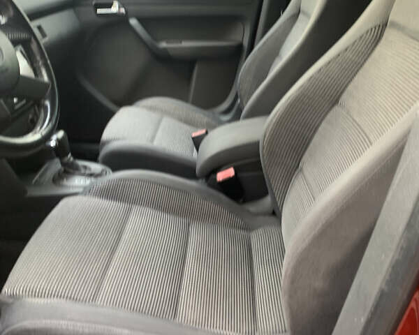 Красный Фольксваген Туран, объемом двигателя 1.6 л и пробегом 248 тыс. км за 5600 $, фото 4 на Automoto.ua