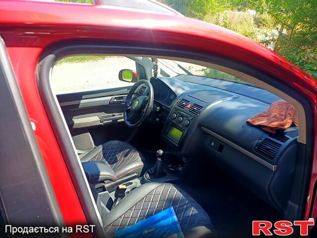 Красный Фольксваген Туран, объемом двигателя 2 л и пробегом 300 тыс. км за 6000 $, фото 5 на Automoto.ua