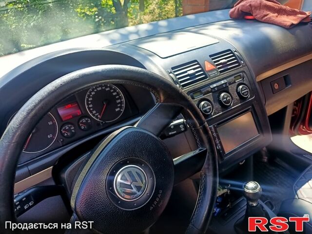 Красный Фольксваген Туран, объемом двигателя 2 л и пробегом 300 тыс. км за 6000 $, фото 2 на Automoto.ua