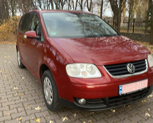 Красный Фольксваген Туран, объемом двигателя 1.6 л и пробегом 248 тыс. км за 5600 $, фото 1 на Automoto.ua