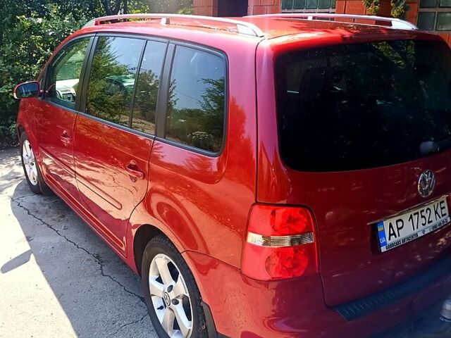 Красный Фольксваген Туран, объемом двигателя 2 л и пробегом 300 тыс. км за 6000 $, фото 9 на Automoto.ua