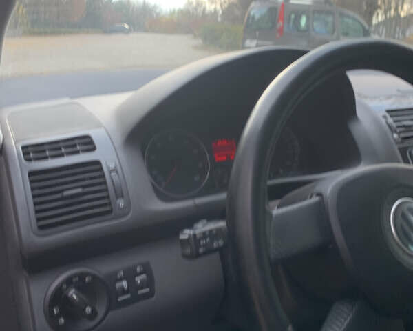 Красный Фольксваген Туран, объемом двигателя 1.6 л и пробегом 248 тыс. км за 5600 $, фото 5 на Automoto.ua