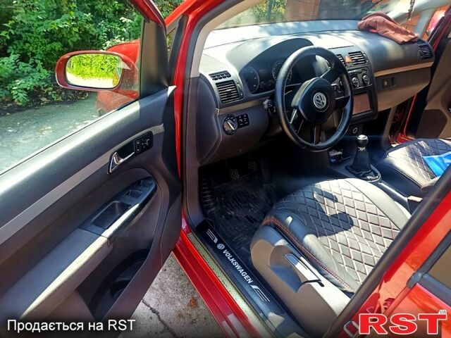 Красный Фольксваген Туран, объемом двигателя 2 л и пробегом 300 тыс. км за 6000 $, фото 1 на Automoto.ua