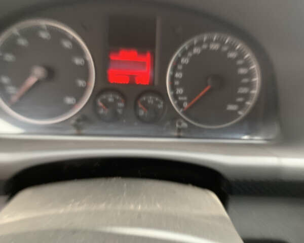 Красный Фольксваген Туран, объемом двигателя 1.6 л и пробегом 248 тыс. км за 5600 $, фото 8 на Automoto.ua