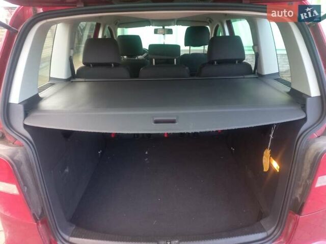 Червоний Фольксваген Туран, об'ємом двигуна 1.6 л та пробігом 177 тис. км за 4400 $, фото 9 на Automoto.ua